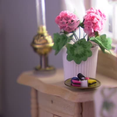 Blomkruka och karameller i miniatyr