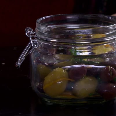 Fyll burken med oliver.