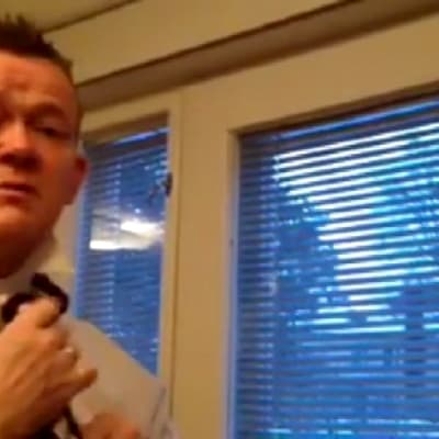 Matti Toivonen, toimittaja, Puoli seitsemän (TV1) solmii kravattia isänsä opeilla