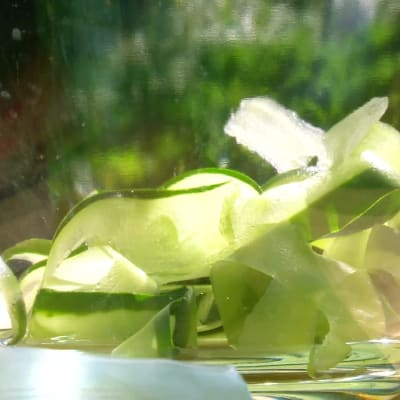 hyvlad zucchini i glasskål
