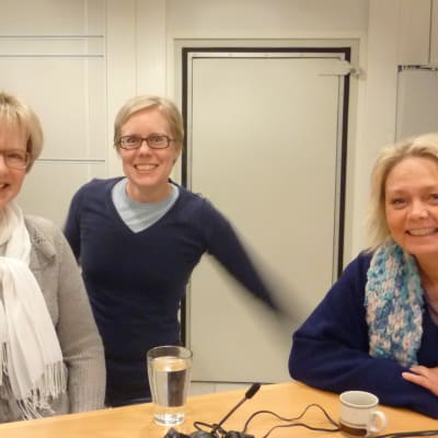 Fredagssnackarna Ulrica Isaksson (t.v.) och Ilse Klockars (t.h.) tillsammans med programvärden Marica Hildén