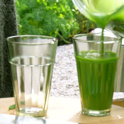 Grönkålssmoothie hälls upp i glas.