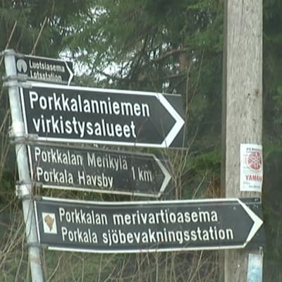 Skyltar visar vägen ner till den yttersta delen av Porkala udd.
