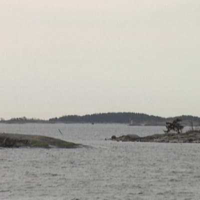 Makilo är försvarsmaktens holme (i bakgrunden).
