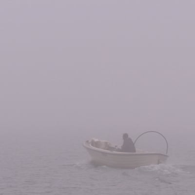 Joskus saaristolaiset joutuvat veneilemään sakeassa sumussa.