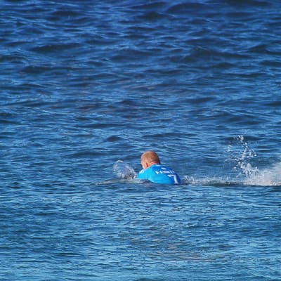 Surfaren Mick Fanning antastas av en haj mitt under tävling.