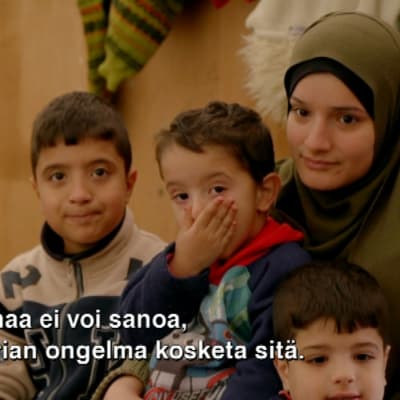 Syyrian sotaa paenneita Harmanlin turvapaikanhakijoiden leirillä Bulgariassa