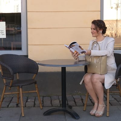 Pia-Maria Lehtola sitter på ett utecafé och läser Mirva Saukkolas nya stilguide.