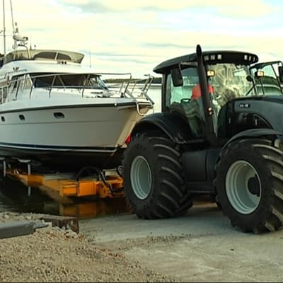 Hanko Boat Yard Ab tar upp en båt till vinterförvaring i Hangö.