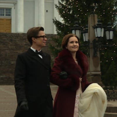 Sami Sykkö och Pia-Maria Lehtola står framför en julgran på Senatstorget.