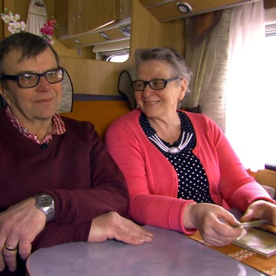 Sven och Sola Mäenpää sitter i husbilen