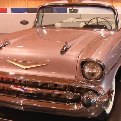 Vaaleanpunainen Chevrolet kuvattuna LeMay America's Car Museumissa Tacomassa