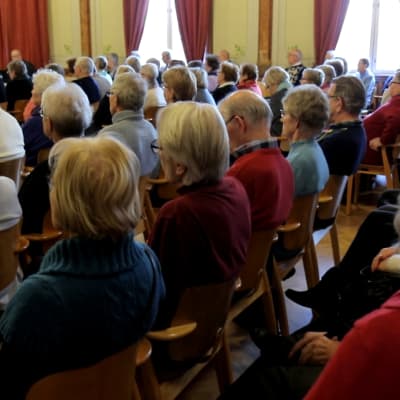 Eläkeläisiä keskustelutilaisuudessa Hämeelinnassa 2016.