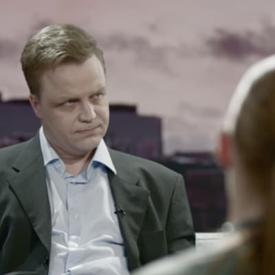 Jani Volanen näyttelee toimitusjohtaja Pekka Perää Jättiläinen-elokuvassa.