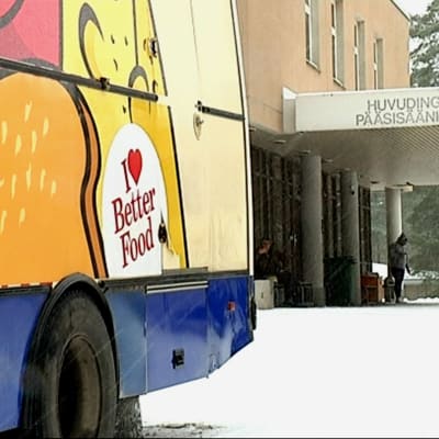 Butiksbilen betjänar kunder vid Mjölbolsta flyktingförläggning i Raseborg.