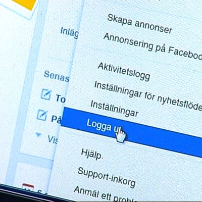 Loggar ut från Facebook.