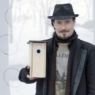 Tuomas Holopainen on mukana Miljoona linnunpönttöä -kampanjassa.