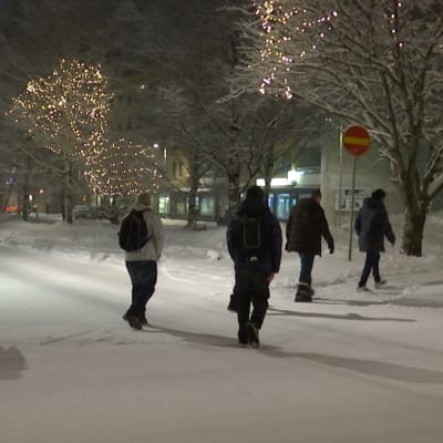 Turvapaikanhakijoita kemin illassa 2016.