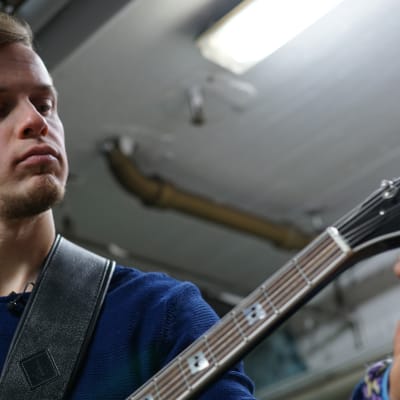 Konsta Hietanen laulaa cover-keikoilla ja tekee myös omaa musiikkia.