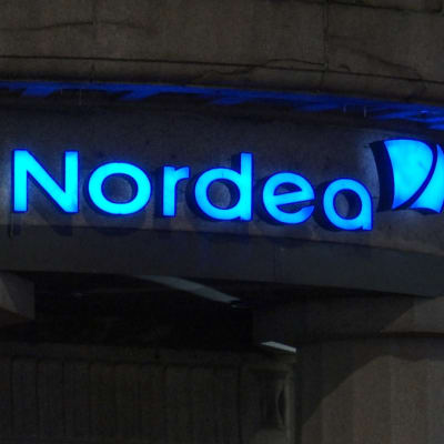 Blå Nordea-logga på kvällen.