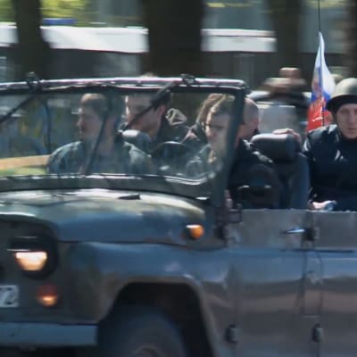 Venäläiset juhlivat voitonpäivää Latvian Riiassa.