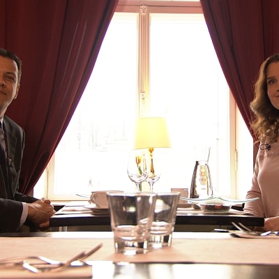 Vincent Vuillaume och Pia-Maria Lehtola sitter på ett café.