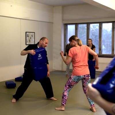 Kuvassa Sami Sallinen, joka opettaa naisia itsepuolustuskurssilla