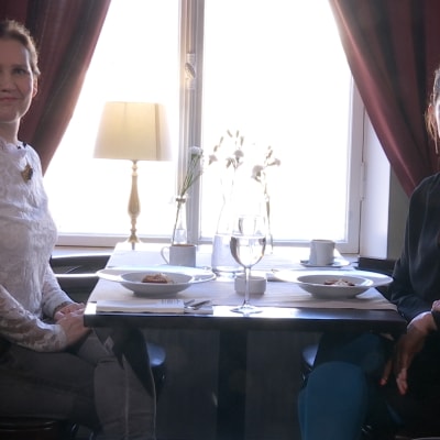 Pia-Maria Lehtola sitter med Marije Vogelzang på ett café.