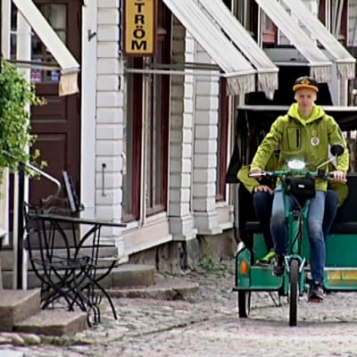 Cykeltaxin på rundtur i Gamla stan i Borgå