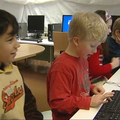 Skolelever vid datorn.