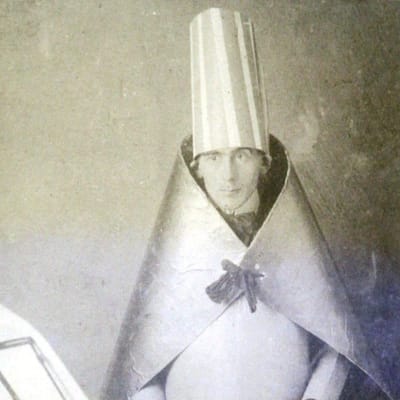 Hugo Ball läser sin dikt Karawane på Cabaret Voltaire i Zürich