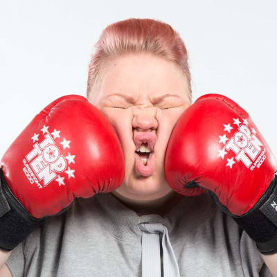 Jenny Lehtinen lyö itseään nyrkkeilyhanskoilla