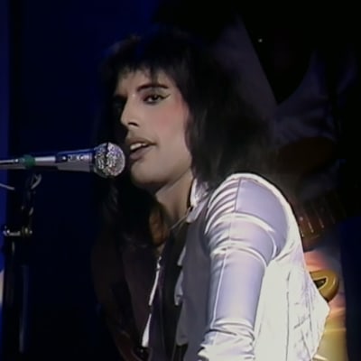 Freddie Mercury Hammersmith Odeonissa 1975. Kuva dokumentista Queen: From Rags to Riches. Myös konserttitaltiosta Queen: A Night at the Odeon.