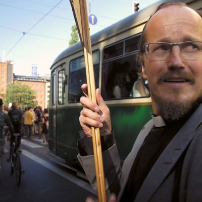 Dokumenttielokuva kertoo pappi Kai Sadinmaasta ja hänen kamppailustaan kirkon uudistamisen puolesta.