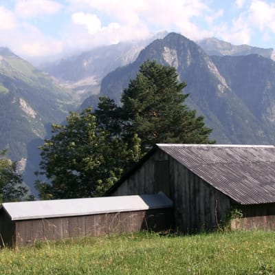 Kanontorn eller hölada - bunker i Schweiz.