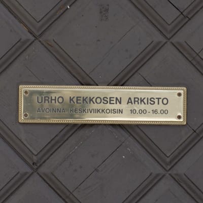 Urho Kekkosen arkiston ulko-ovi, ovessa nimikyltti