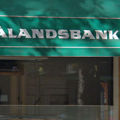 Ålandsbankenin logo Bulevardilla, Helsingissä.