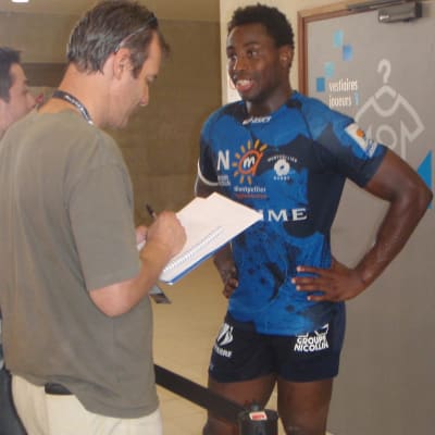 Toimittajat haastattelevat Montpellier'n rygbyjoukkueen kapteenia Fulgence Ouedraogoa (2010).