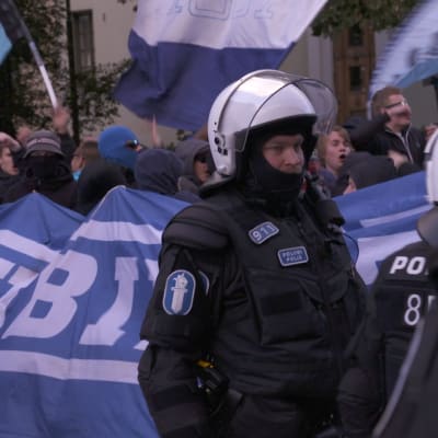 Poliiseja mellakkavarustuksessa Klubin marssiessa Stadin Derbyssä 2016.