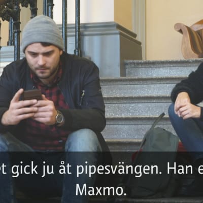 Två karaktärer sitter i en trappa och diskuterar.