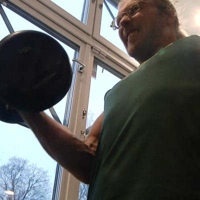 Otto Linderborg lyfter hantlar på sitt gym.