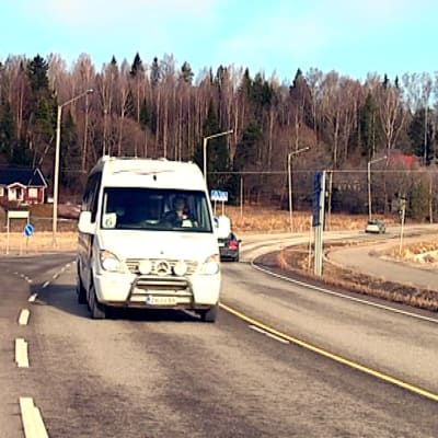 En minibuss på landsvägen i Sjundeå.