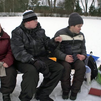 Kehitysvammaisia aikuisia ulkoilemassa talvella.