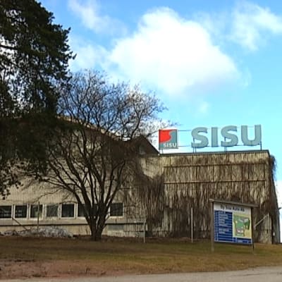 sisu logo och sisuflagga på fabriksbyggnad