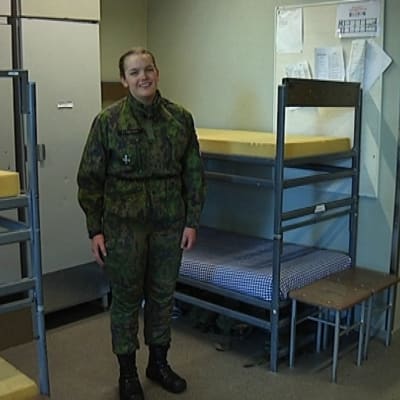 kvinna i militärkläder i sovstuga