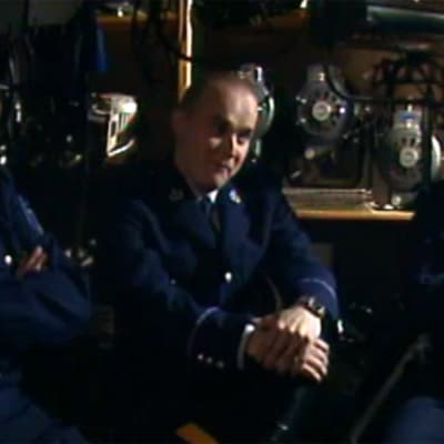 Gösta Sundqvist ja kaksi muuta mieshenkilöä poliisinpuvuissa Studio Studio -ohjelmassa.