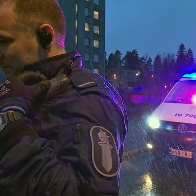 Poliisi on pysäyttänyt ajoneuvon tarkastusta varten illalla vesisateessa.