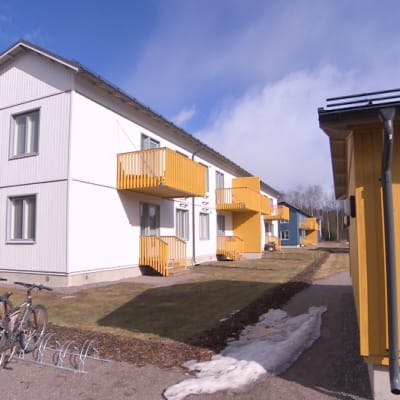 Vantaan Ilolassa keväällä 2017 valmistuneita Skanskan BoKlok-taloja (Ikean kanssa yhteistyössä suunniteltuja), joihin S-pankki myöntää jopa 45-vuotisen asuntolainan.