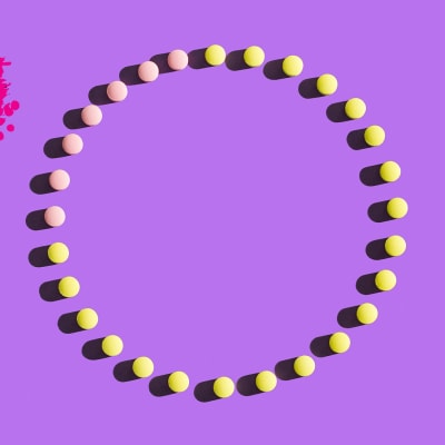 en ring av p-piller på en lila bakgrund