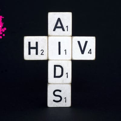 block med bokstäver som bildar orden hiv och aids på en svart bakgrund